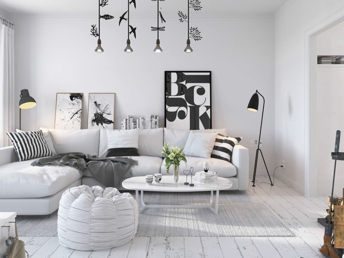 decoración de salones pequeños en blanco y gris, objetos decorativos modernos, lámparas colgantes de diseño y grande sofá en blanco 