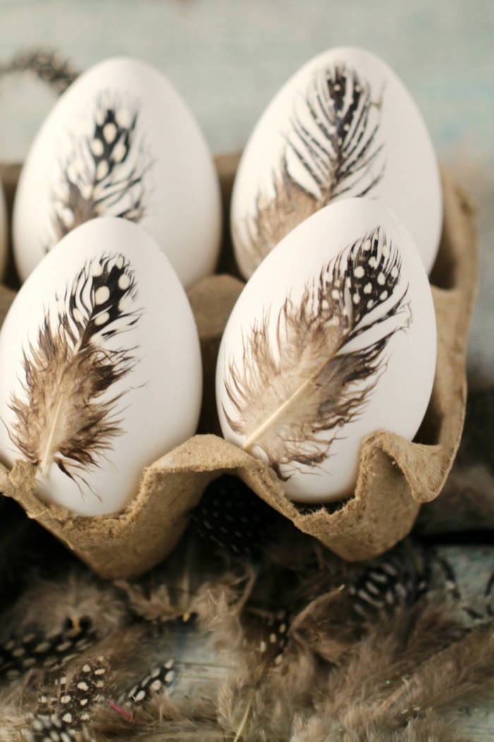 huevos atractivos decorados con plumas artificiales, como hacer huevos de pascua en casa, tutoriales paso a paso 