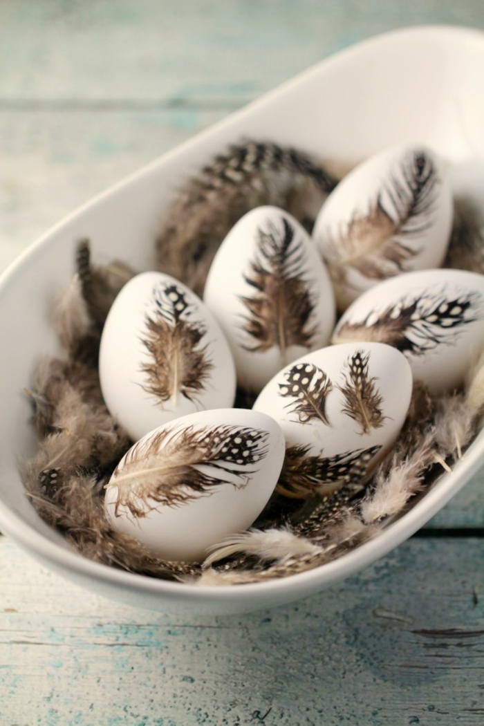 como hacer huevos de pascua, ideas bonitas con tutoriales paso a paso, preciosa decoración con plumas decorativos 