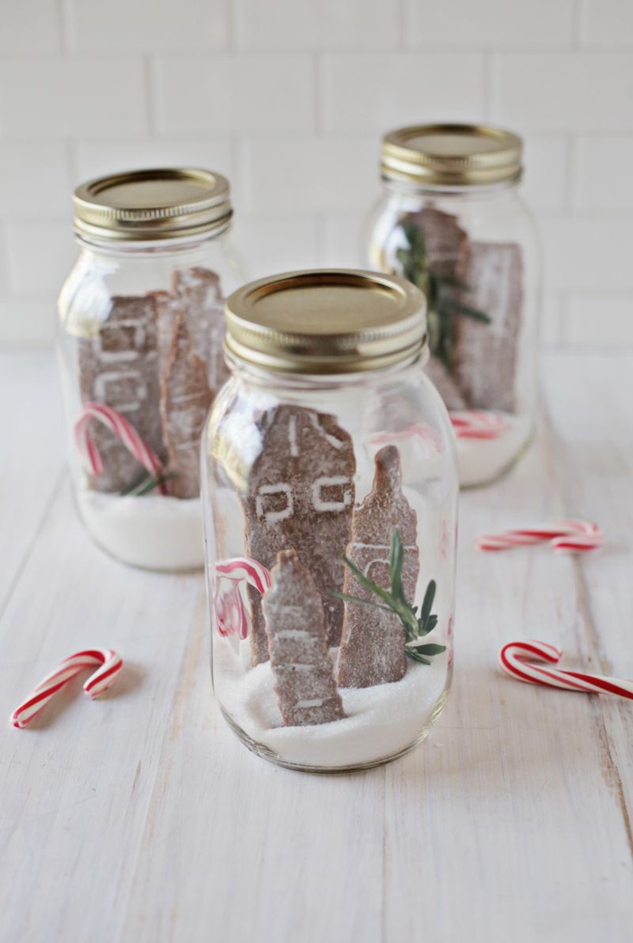 ideas con frascos de cristal decorados para Navidad, botes de vidrio llenos de galletas y chupachups 