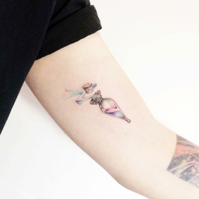 ejemplos de tatuajes para mujeres en el brazo, tatuaje pequeño en el brazo con pinturas acuarelas