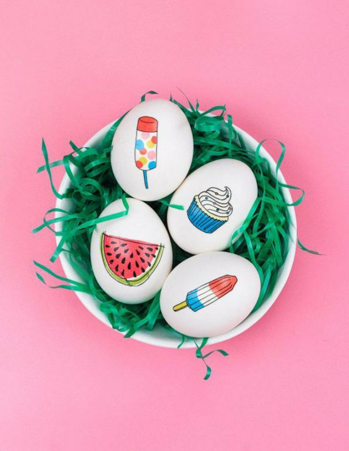 huevos coloridos con estampados divertidos, dibujos en colores llamativos, decoración original de primavera con pegatinas 