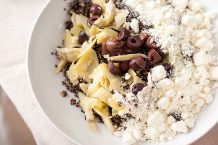 ensalada de quinoa receta facil, quinoa negra aceitunas y parmesano, dieta equilibrada con platos de quinoa
