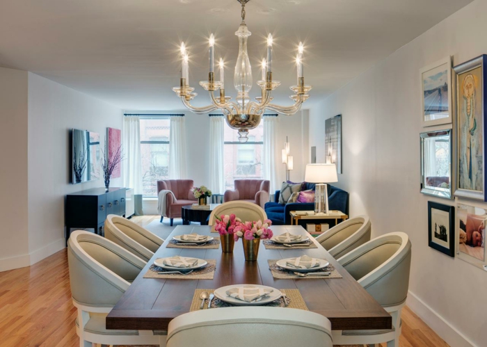 comedor decorado en estilo clásico con muebles de diseño y candelabro vintage, decoracion salon pequeño en colores claros 