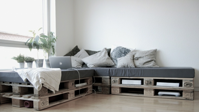 decoracion con palets de encanto, proyectos DIY para decorar la casa, sofá de palets de madera con colchonetas en gris
