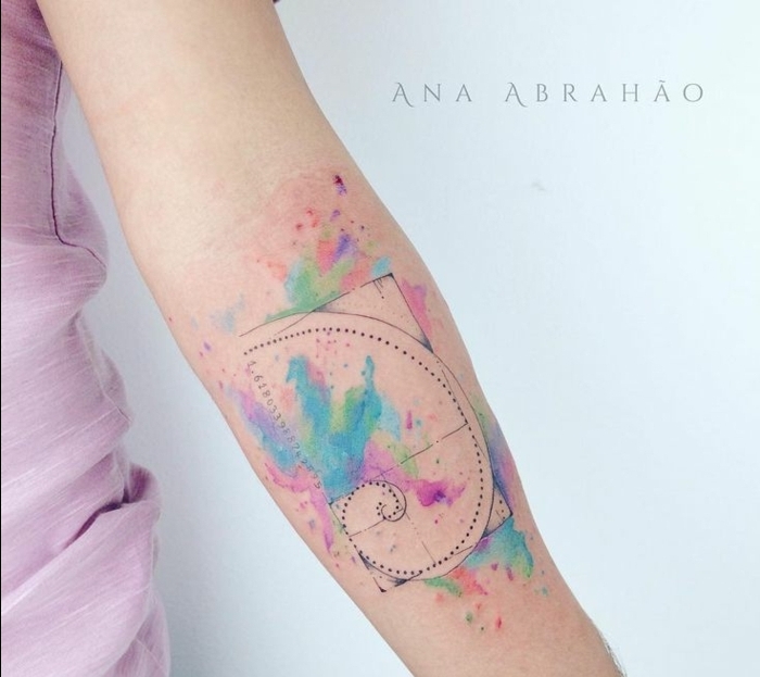 precioso diseño con acuarela, motivos gráficos con manchas de color en tonos pastel, ideas de tatuajes para mujeres en el brazo
