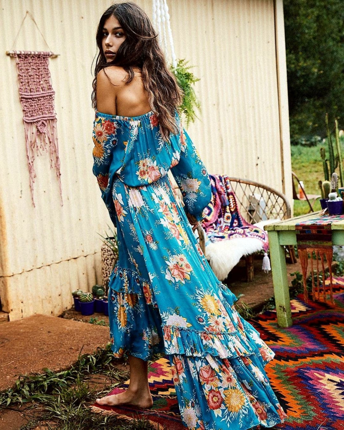 propuesta encantadora vestidos largos hippies, vestido con mangas sueltas y hombros descubiertos, falda en capas en motivos florales 