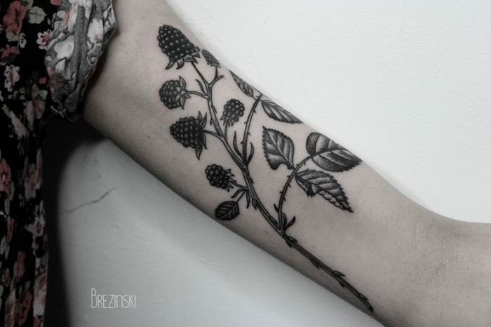 tendencias tatuajes de mujer 2018, brazo con grande dibujo de frambuesas en negro, tatuajes originales en el brazo 