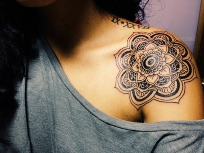 bonitos diseños de tatuajes en el hombro mujer, tendencias tatuajes mujer 2018, tatuaje con tinte negro de mandalas 