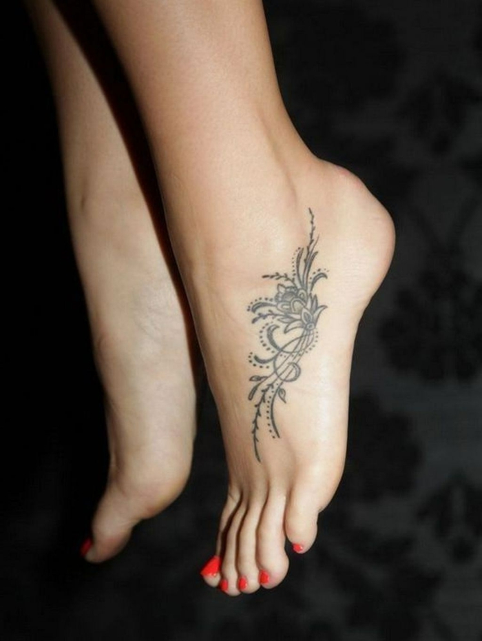 precioso detalle tatuado en la pie, ideas de tatuajes de mujer, ornamento con motivos florales dibujado con tinte negro 