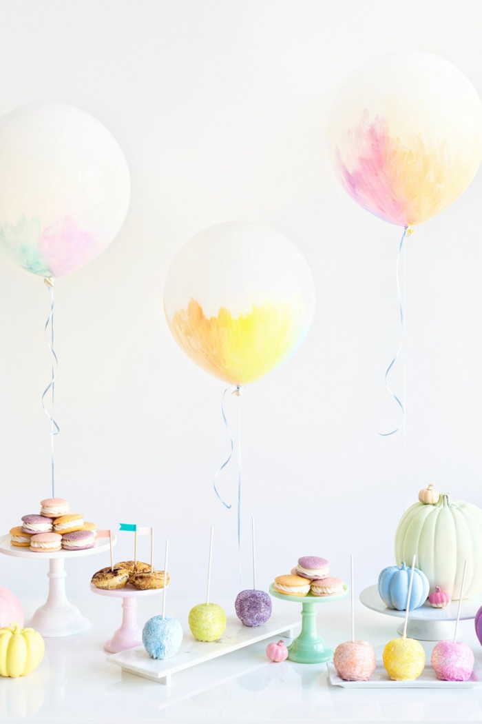 ideas de manualidades para cumpleaños con globos, globos blancos con decoración en colores pasteles, pequeños detalles y macarons en tonos pastel 