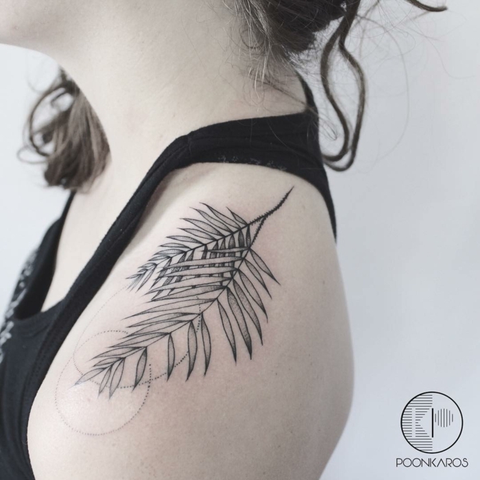 diseño de encanto de tatuajes en el hombro mujer, grande tatuaje de hojas pintadas en negro