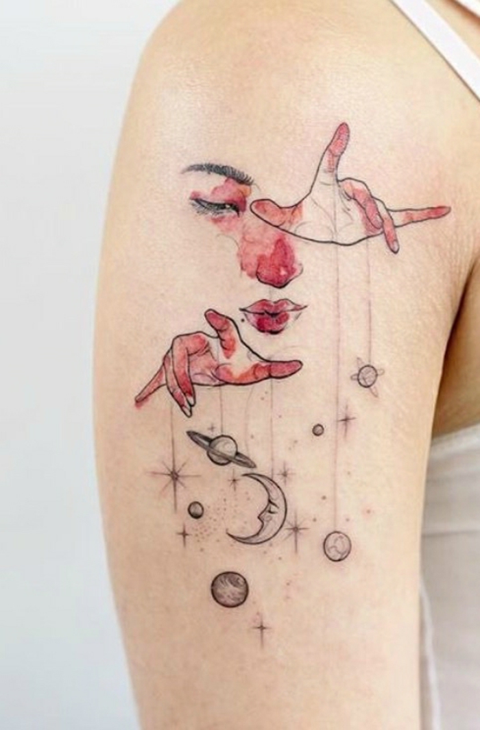 diseños de tatuajes originales con un significado, tatuaje en colores acuarela, cara de mujer dibujada con luna, planeta y estrellas