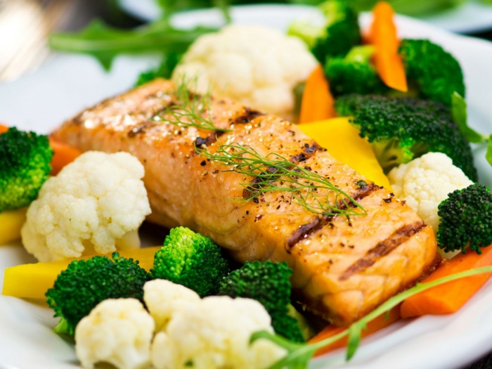 salmón a la plancha adornado con legumbres al vapor, colifrol, brócoli y zanahoria, ejemplos de cenas ligeras