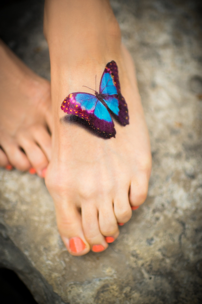 diseños de tatuajes colorido, tatuaje de mariposa en la pie en azul y morado, ideas de tatuajes mujer 