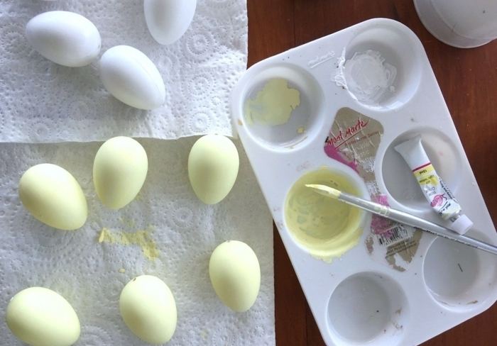 pequeños dibujos pintados en amarillo, ideas faciles sobre como hacer huevos de pascua con tutoriales 