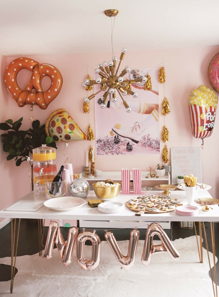 ideas para cumpleaños bonitos, decoración con globos originales, mesa decorada con tapas y bebidas 