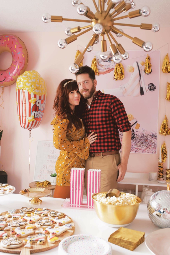 ideas para cumpleaños divertidas y originales, salón moderno con paredes en color rosa decorado con globos 