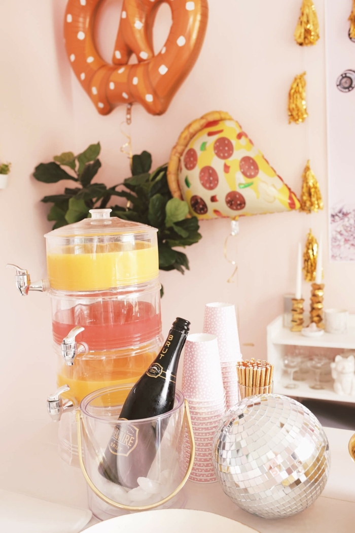 salón moderno con decoración de globos, ideas para cumpleaños originales, mesa con botella de champán y otras bebidas