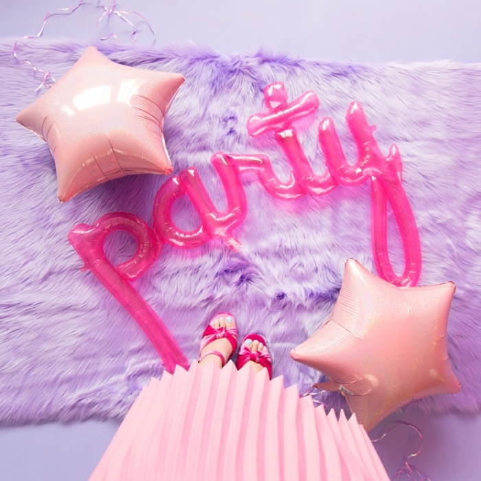 decoración de encanto en colores pasteles, globos de cumpleaños en forma de estrella y alfombra peluda en color lila 
