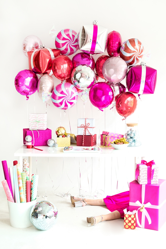 coloridas y bonitas ideas para cumpleaños, globos brillantes en color plata y fucsia, salón en blanco decorado para una fiesta