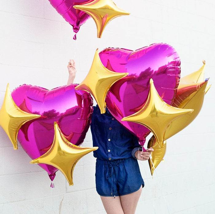 bonitas ideas para cumpleaños, propuesta para sorprender a tu pareja con grandes globos en forma de corazón