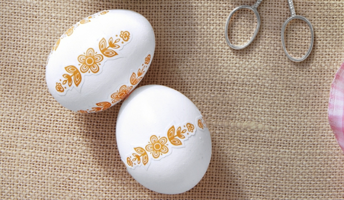 preciosa decoración para la primavera, como hacer huevos de pascua DIY, bonita idea con pegatinas bonitas y sencillas con motivos florales 