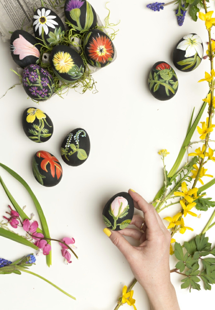 decoración original de huevos pintados en negro decorados con motivos florales, como decorar huevos de pascua paso a paso 