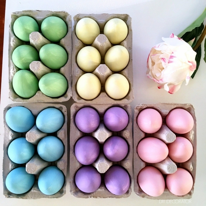 preciosa decoración con huevos pintados en colores pastel, huevos en amarillo, rosado, lila, azul y verde, pintura con acabado mate 