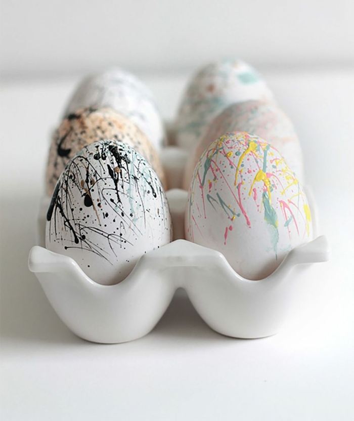 como pintar huevos de pascua con spray en diferentes colores, técnica atractiva y bonita, huevos blancos con decoración DIY 