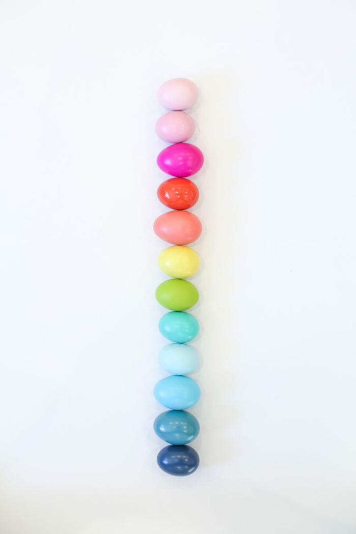huevos decorados en los tonos del arco iris, como pintar huevos de pascua en un solo color, propuesta original y bonita 