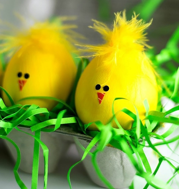 manualidades faciles de hacer, decoración bonita para la primavera, huevos pintados en amarillo en forma de pollos, bonita decoración para la mesa 