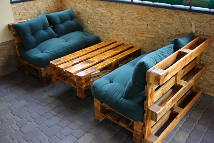 terraza de encanto decorada de muebles hechos con palets con colchonetas en azul, muebles de diseño sencillo DIY 
