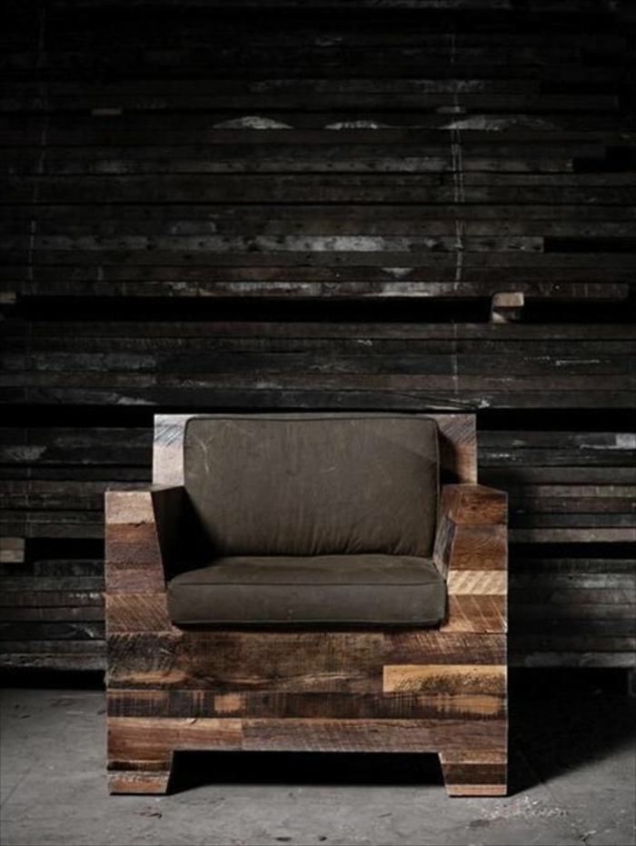 sillón de madera hecho de palets con colchoneta en marrón, paredes de madera, ideas de bancos con palets