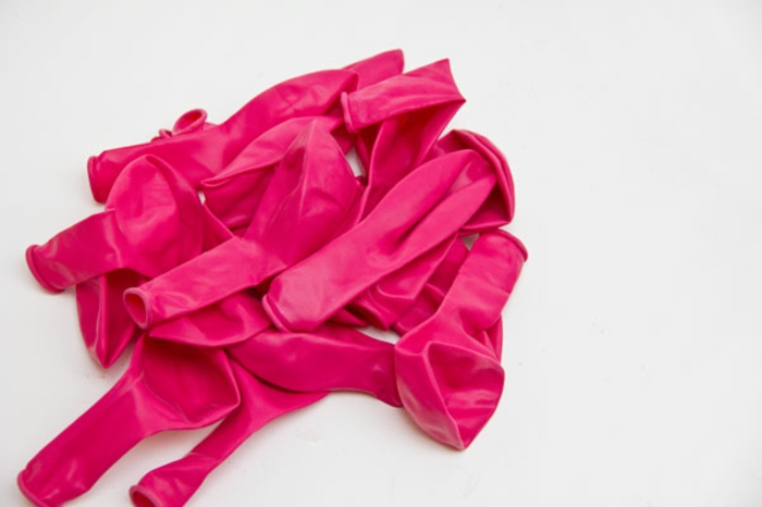 ideas para cumpleaños, globos en color rosado para inflar, como hacer un arco de globos en forma de corazón