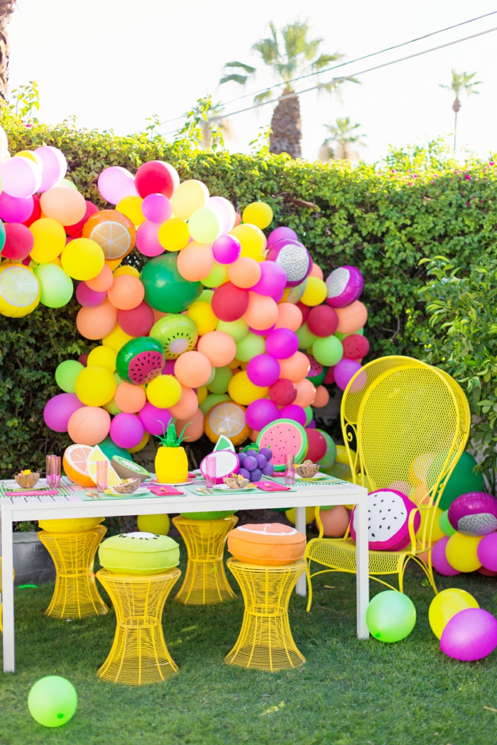  decoracion fiesta cumpleaños de encanto, fiesta en el jardín con globos, globos en colores llamativos