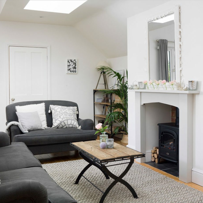 ideas para decorar un salon en blanco y gris, diseño sencillo con decoración de plantas verdes y chimenea de leña