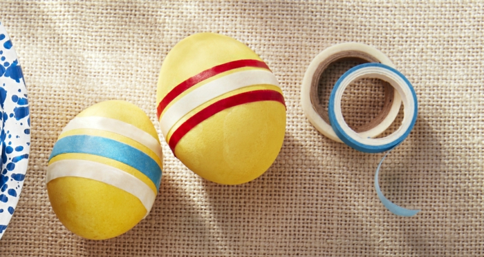técnica facil y original de decorar huevos, huevos de pascua para colorear con decoración de cinta adhesiva en diferentes colores 