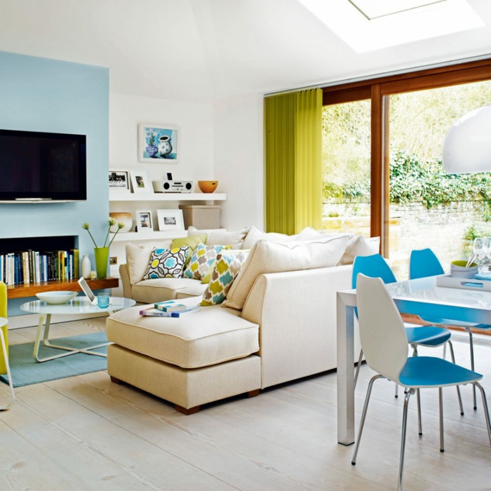 pequeño salon comedor, paredes en blanco con una pared en azul celeste, como decorar un salon en colores claros 