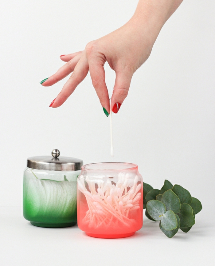 ingeniosas ideas con materiales reciclados, frascos de cristal pequeños pintados con spray acrílico con efecto ombre 