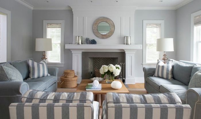 bonitas ideas para decorar un salon en blanco y gris, tres sofás de tamaño grande, mesa de madera y decoración de flores 