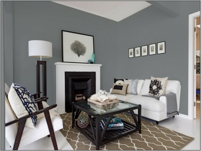 decoracion de interiores con paredes grises, objetos decorativos modernos, muebles en blanco y alfombra en beige