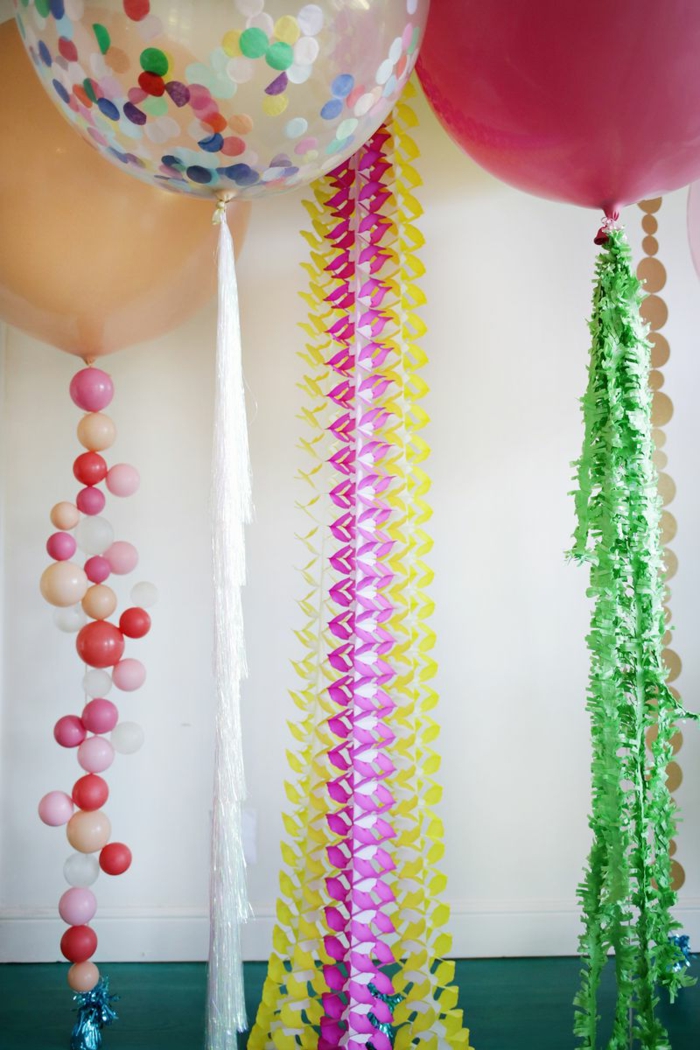 ideas con globos de cumpleaños, preciosas guirnaldas hechas a mano en colores, globos llenos de confetti 