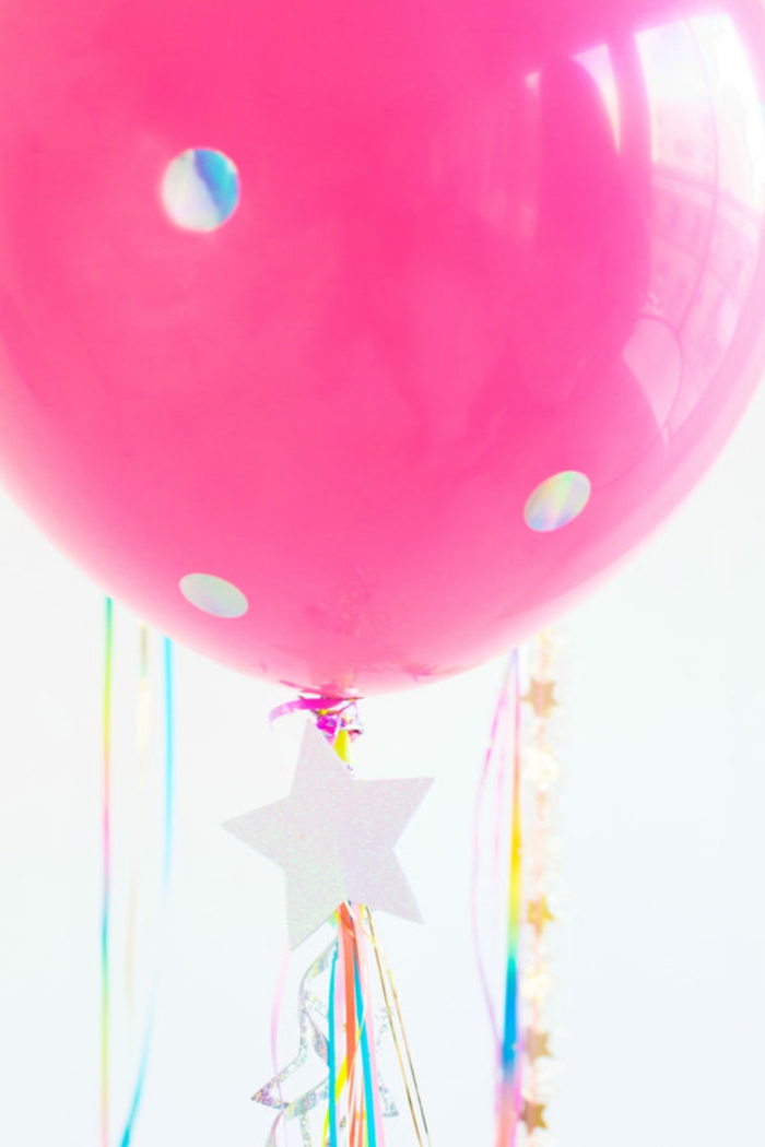 ideas con globos de cumpleaños, grande globo en color rosado decorado, manualidades para decorar la casa paso a paso 