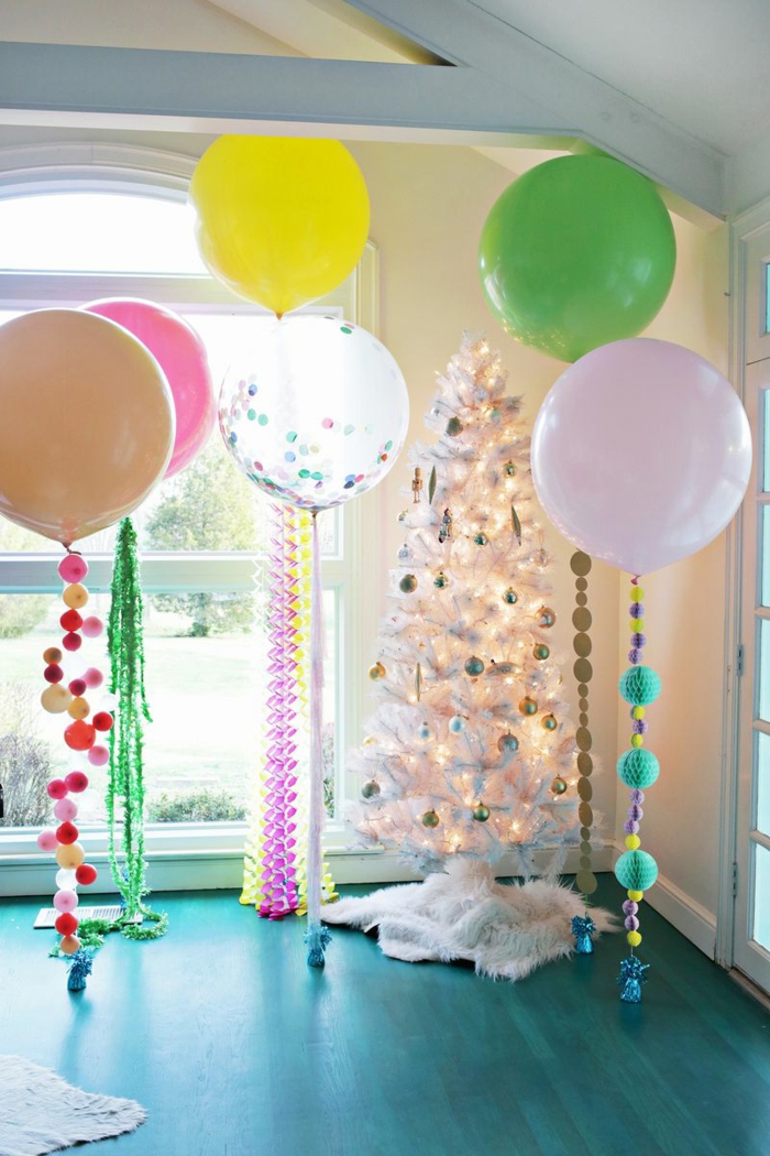 grandes globos con helio en colores pasteles con guirnaldas de papel, globos de cumpleaños y árbol navideño