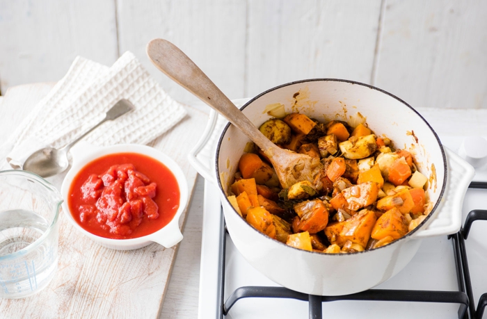 ideas sobre como preparar cenas sanas fáciles de hacer, cocido curry sin carne con salsa de tomate y calabaza