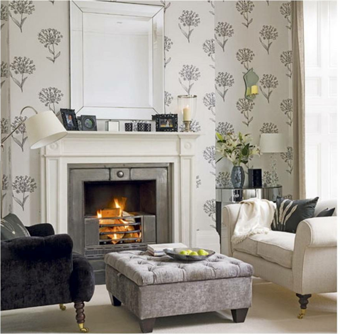 paredes grises con papel pintado con estampado de flores, rincón acogedor de un salón con chimenea de leña