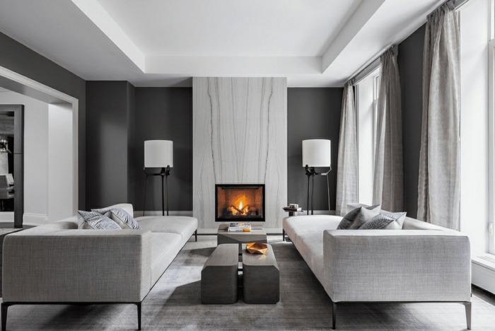 salones con paredes grises oscuros, cortinas de lino en gris y sofás comodos, ideas salones modernos