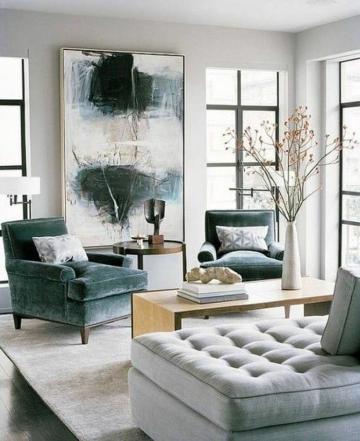 decoración de salon comedor moderno, salón decorado en blanco y diferentes tonos del gris, grande pintura apoyada en el suelo 