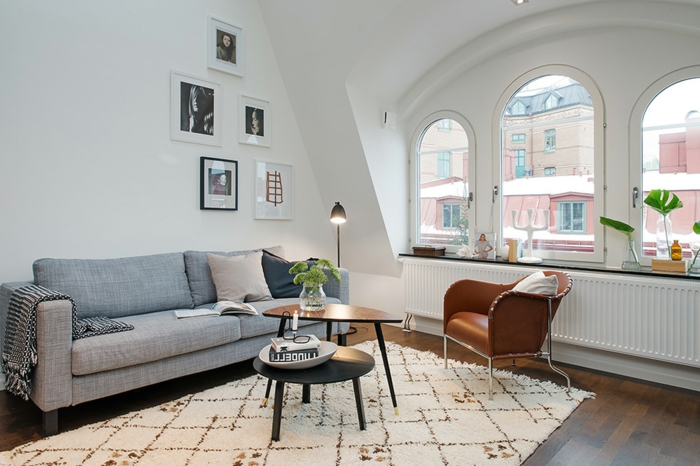 ideas para decorar un salon en blanco y gris, ventanas de medio punto y paredes en blanco, sofá moderna en gris 